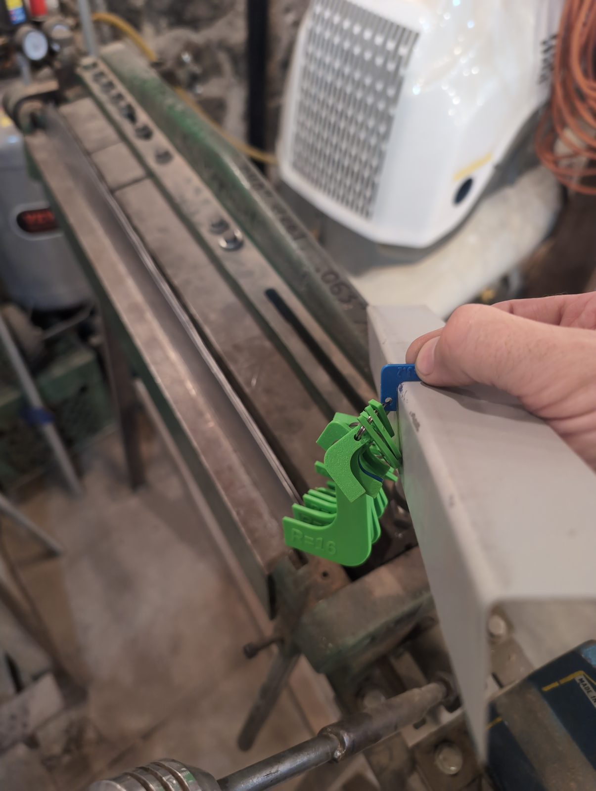 Fabricated radius shoe for metal brake